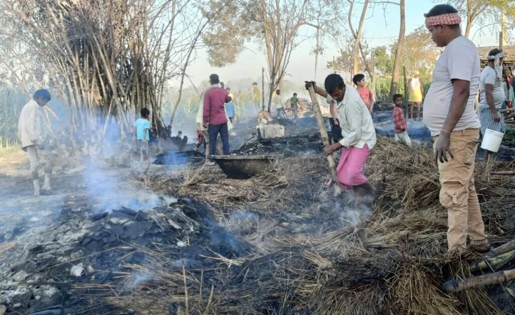 बिजली के तार से निकली चिंगारी से रेवाड़ी पंचायत के सुरिया टारा में 14 घर जले, लाखों का नुकसान 1 IMG 20240305 WA0089