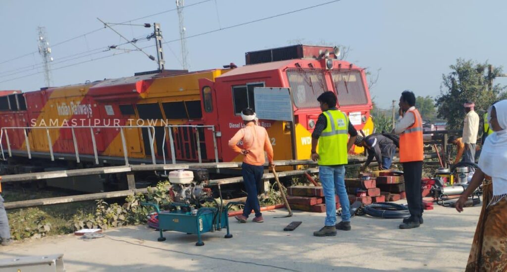रोसड़ा-समस्तीपुर रेलखंड के देसुआ में ट्रेन हुई बेपटरी, परिचालन हुआ ठप 1 IMG 20240313 WA0004 01