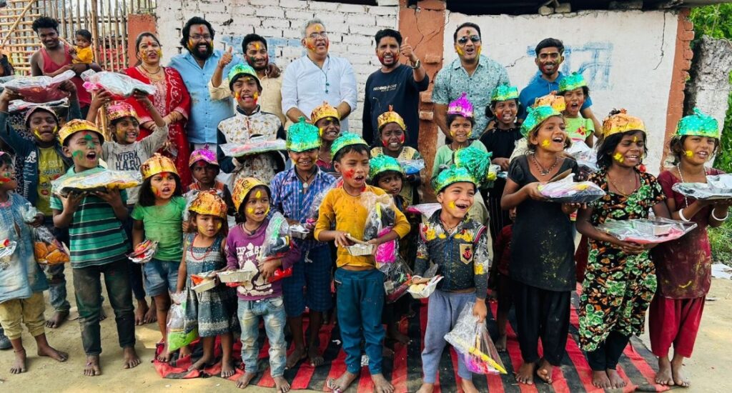 सामाजिक संस्था 'द उम्मीद' ने स्लम बस्तियों के जरूरतमंद बच्चों के बीच जाकर मनाया होली का त्योहार 1 IMG 20240324 WA0085 01