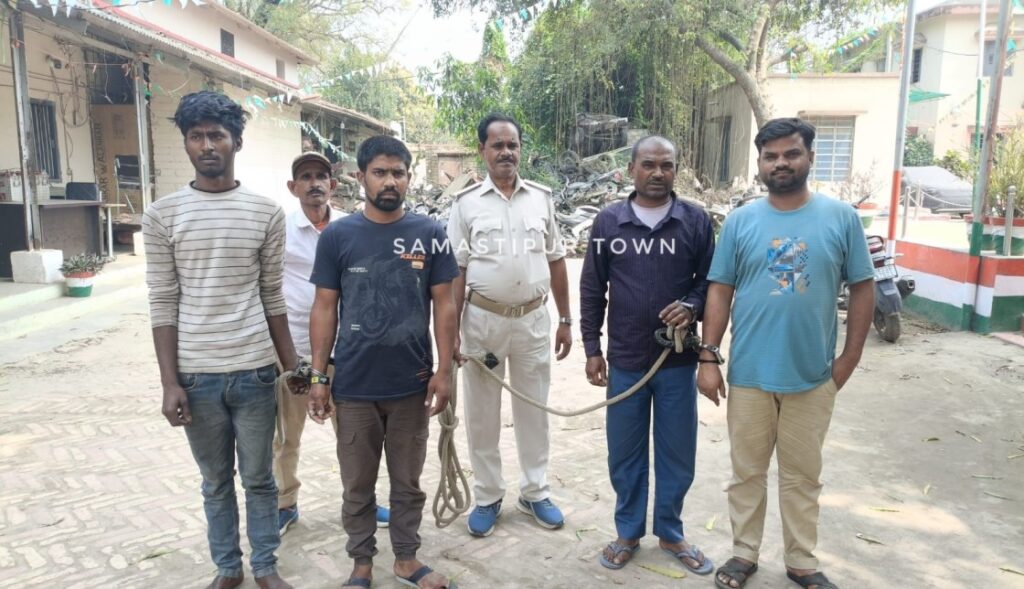 30 लाख के जेवरात व नगद की चोरी मामले में समस्तीपुर पुलिस ने 31 ग्राम सोना और 51 हजार रुपये किया बरामद, चार गिरफ्तार 1 IMG 20240326 WA0036 01