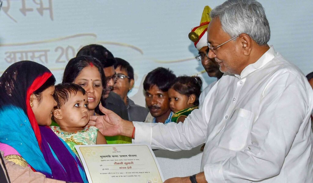 नीतीश कुमार महिलाओं के बीच क्यों हैं इतने लोकप्रिय? यात्रा और बड़े फैसले बयां करती है पूरी कहानी 1 Nitish Kumar e1533449817633 01