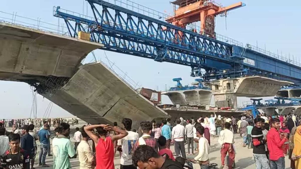 बिहार में बन रहे देश के सबसे लंबे पुल का स्लैब गिरा, कई मजदूरों के घायल होने की आशंका 1 bihar bridge