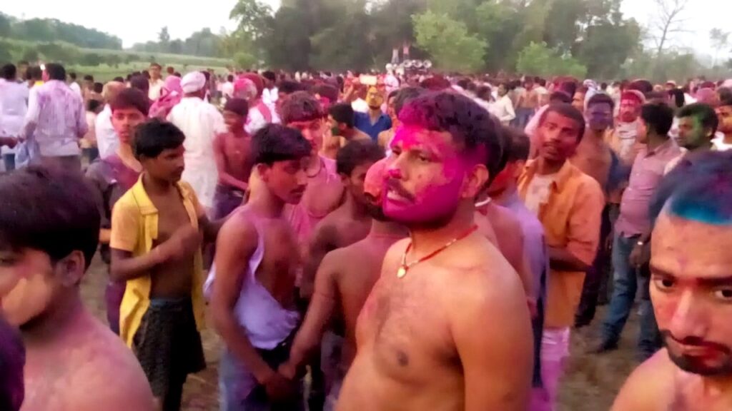 समस्तीपुर के इस जगह पर बाल्टी नहीं पोखर में घोला जाता है रंग, राष्ट्र कवि दिनकर ने कहा था-‘बिहार का वृंदावन’ 1 maxresdefault1 02