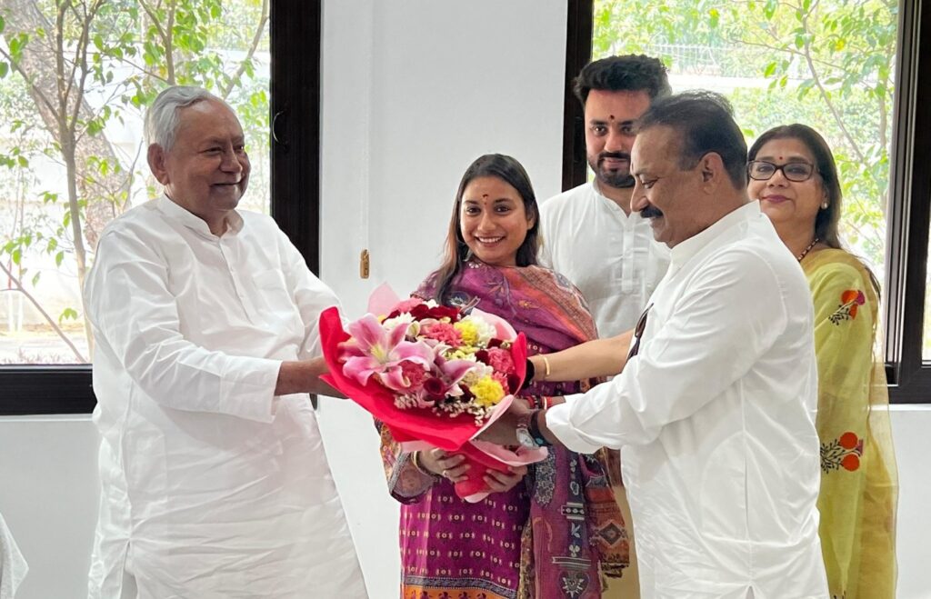 चिराग ने शांभवी को समस्तीपुर से बनाया लोकसभा उम्मीदवार, CM नीतीश से आशीर्वाद लेने बेटी को लेकर पहुंचे अशोक चौधरी 1 20240401 133711 01