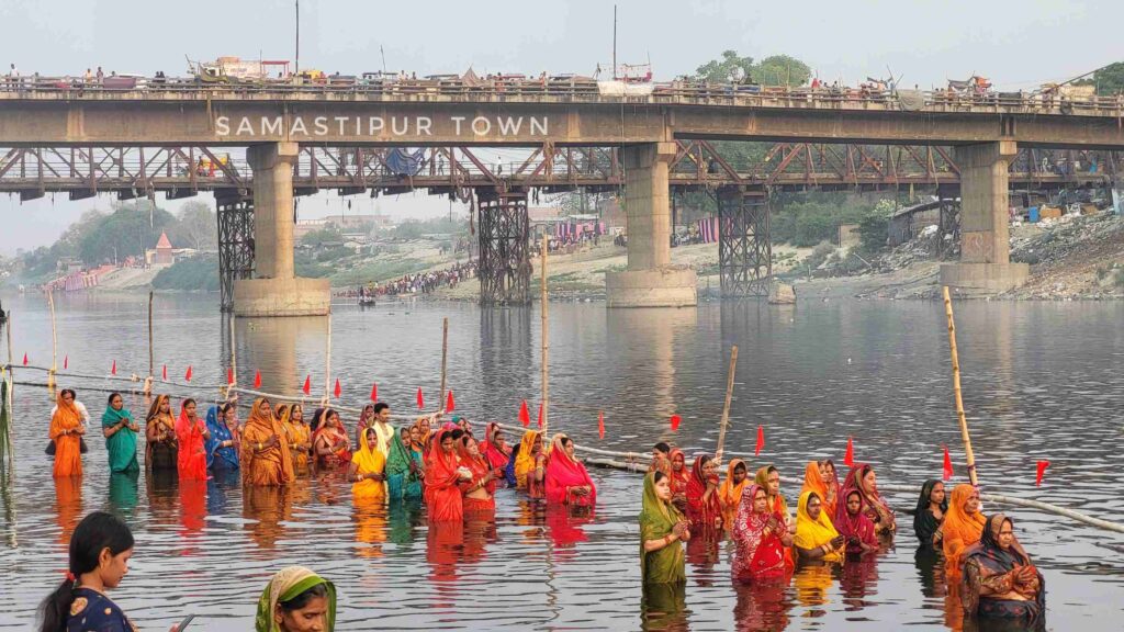 समस्तीपुर: चैती छठ पर महिलाओं ने अस्तचलगामी सूर्य को दिया अर्ध्य, कल उगते सूर्य को अर्घ देकर महापर्व की होगी समाप्ति 1 20240414 172214 01