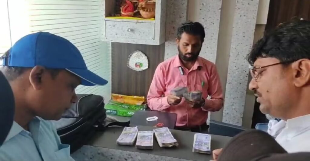 वोटिंग से 2 दिन पहले RJD प्रत्याशी के ऑफिस में हो गई छापेमारी, कैश समेत कई प्रचार सामग्री जब्त 1 20240417 141752