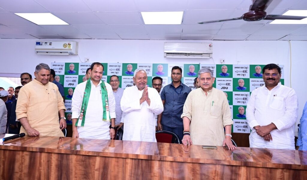 कांग्रेस की मुश्किल बढ़ेगी? नीतीश ने कराई राजद के बुलो मंडल की जदयू में एंट्री 1 20240418 203324 01