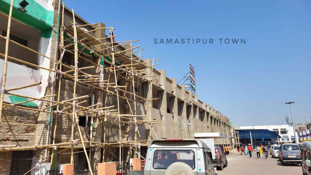 समस्तीपुर रेलवे स्टेशन के पुराने भवनों के ढांचे को हटाकर नए प्रस्तावित लुक को आकर्षक बनाये जाने की प्रक्रिया जारी 1 20240428 092945 01