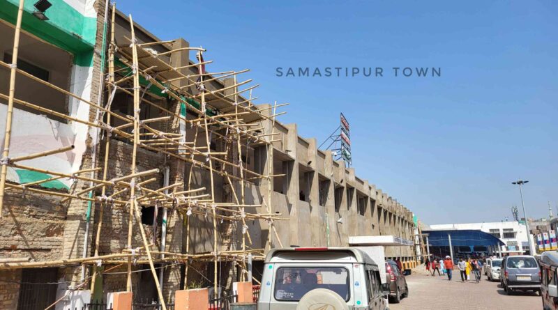 समस्तीपुर रेलवे स्टेशन के पुराने भवनों के ढांचे को हटाकर नए प्रस्तावित लुक को आकर्षक बनाये जाने की प्रक्रिया जारी 1 20240428 092945 01