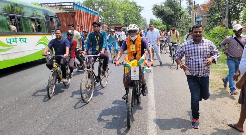 साइकिल यात्रा पर निकले IIT के प्रोफेसर पहुंचे समस्तीपुर, दिया पर्यावरण संरक्षण का संदेश 1 FB IMG 1712976958607 01