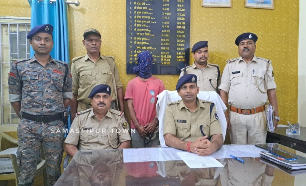 दो वर्षो से फरार चल रहे एक लाख के इनामी बदमाश आउआ को समस्तीपुर पुलिस ने किया गिरफ्तार 1 IMG 20240401 WA0090 01 01