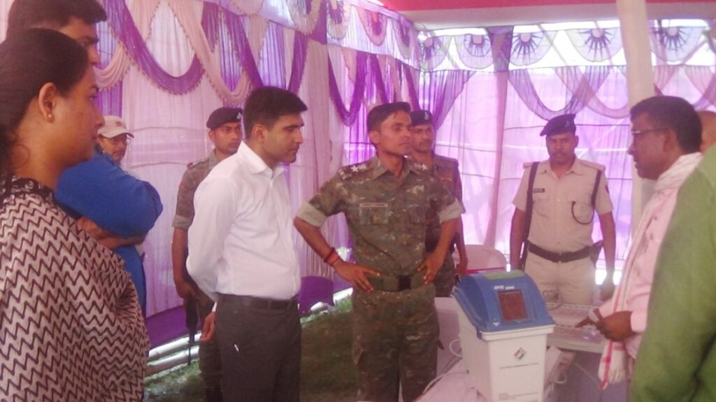 समस्तीपुर में मतदान कर्मियों को दिये जा रहे प्रशिक्षण केन्द्र पर पहुंच DM व SP ने किया निरीक्षण 1 IMG 20240405 WA0101 01