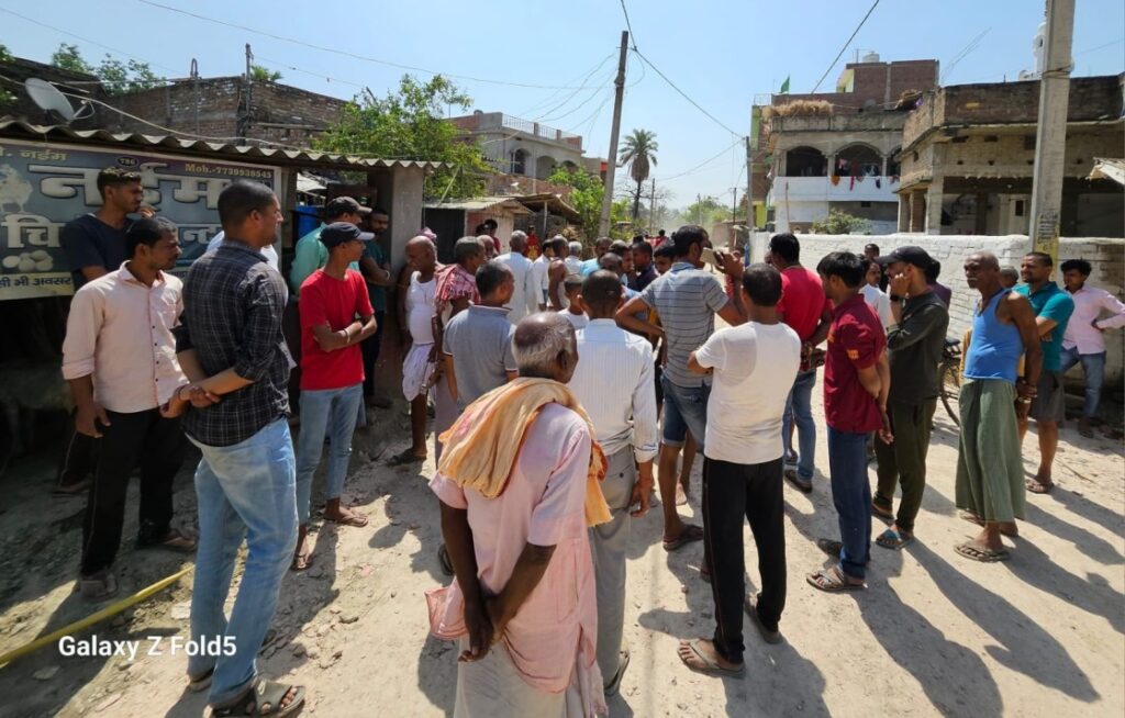 सड़क निर्माण के दौरान चौड़ीकरण के लिए अतिक्रमण हटाने की मांग, जिलाधिकारी को दिया आवेदन 1 IMG 20240407 WA0038 01