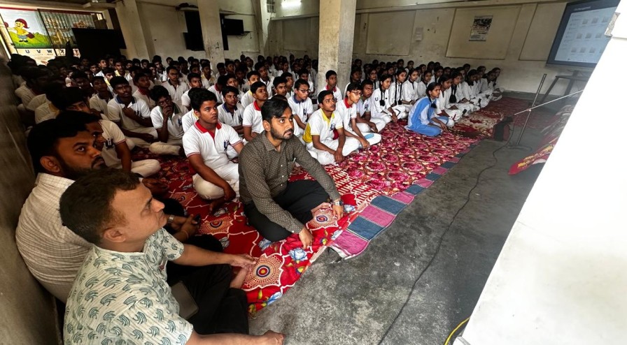 होली मिशन हाई स्कूल में स्पीक मैके संस्थापक डॉ. किरण सेठ द्वारा शैक्षणिक शिविर का किया गया आयोजन 3 IMG 20240413 WA0160 01