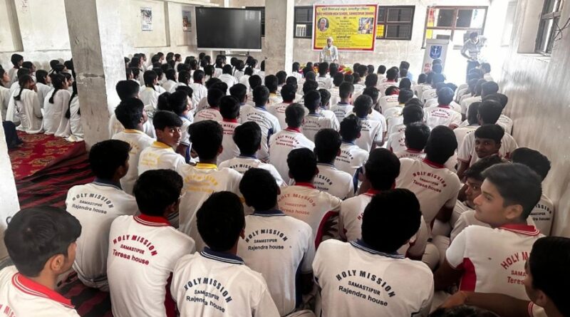 होली मिशन हाई स्कूल में स्पीक मैके संस्थापक डॉ. किरण सेठ द्वारा शैक्षणिक शिविर का किया गया आयोजन 1 IMG 20240413 WA0161 01