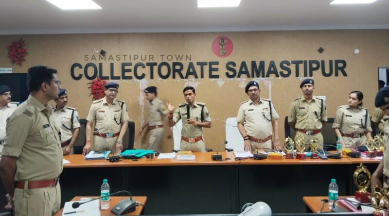 SP ने क्राइम मिटिंग के दौरान गंभीर मामलों के निष्पादन में देरी को देखते हुए कई थानाध्यक्षों को लगाई फटकार, उत्कृष्ट कार्य करने वाले हुए सम्मानित 1 IMG 20240415 WA0025 01