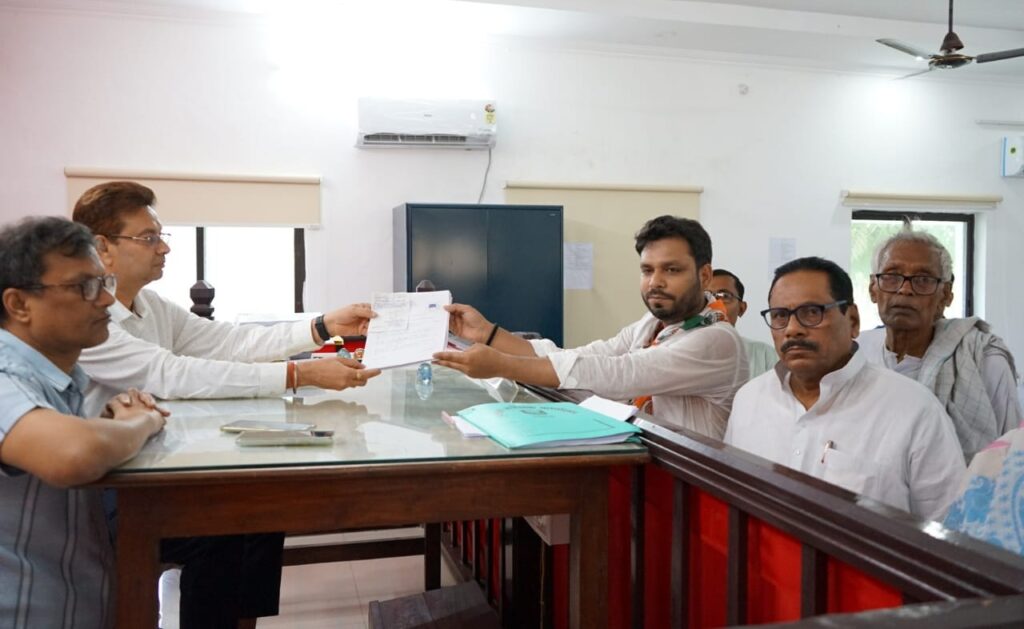 समस्तीपुर की जंग होगी रोचक, शांभवी के विरोध में कांग्रेस से सन्नी हजारी ने किया नामांकन, JDU नेता के पुत्र और पुत्री आमने-सामने 1 IMG 20240423 WA0038 01
