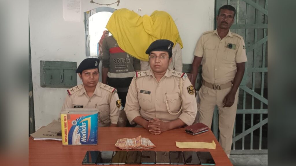 समस्तीपुर: पेड़ के नीचे हॉर्लिक्स के डिब्बे में छिपाकर रखे चोरी के 9 मोबाइल व 20 हजार नगद बरामद, 2 गिरफ्तार 1 Picsart 24 04 04 08 51 44 100