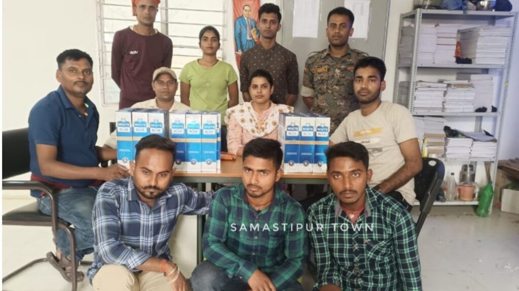 रोसड़ा में उत्पाद विभाग की टीम ने 27 लीटर विदेशी शराब के साथ तीन धंधेबाज को किया गिरफ्तार 1 Picsart 24 04 15 09 40 12 226 01