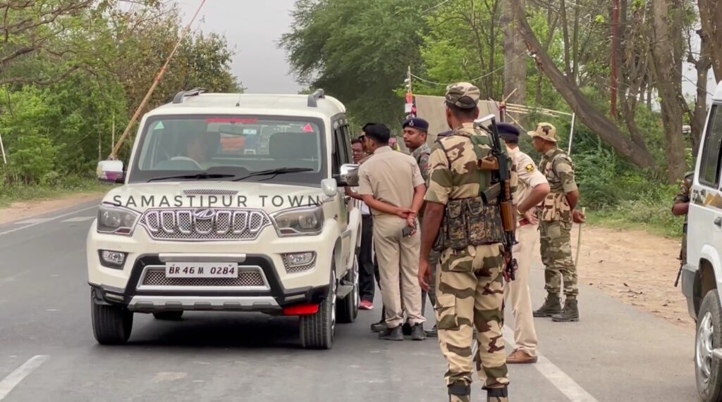 चुनाव के मद्देनजर अंतरजिला चेकपोस्ट पर पुलिस ने बढ़ाई चौकसी, समस्तीपुर-बेगूसराय सीमा पर चल रहा सघन वाहन चेकिंग अभियान 1 VideoCapture 20240408 092438 01