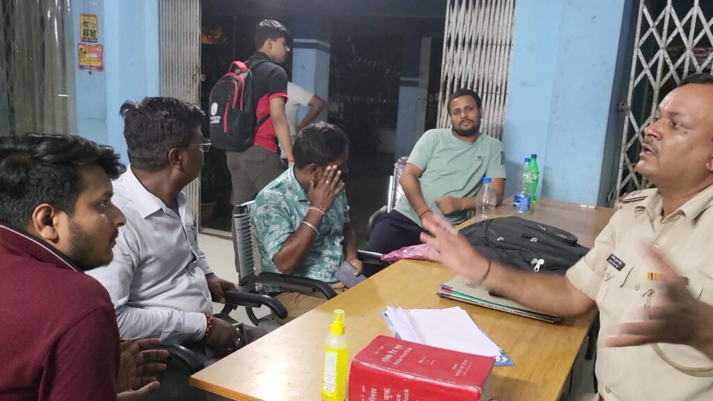समस्तीपुर: बाइक चोर को पकड़कर लोगों ने पुलिस को सौंपा, लेकिन चकमा देकर थाना पर पुलिस अभिरक्षा से हुआ फरार 1 VideoCapture 20240423 205219