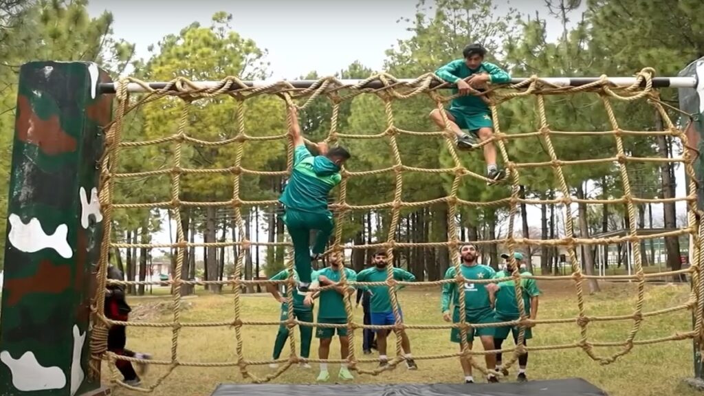 पाकिस्तानी आर्मी ट्रेनिंग की खुली पोल... 3 क्रिकेटर हुए चोटिल, विराट- बाबर का रिकॉर्ड तोड़ने वाला धाकड़ खिलाड़ी सीरीज से बाहर 1 pak team army practice 01