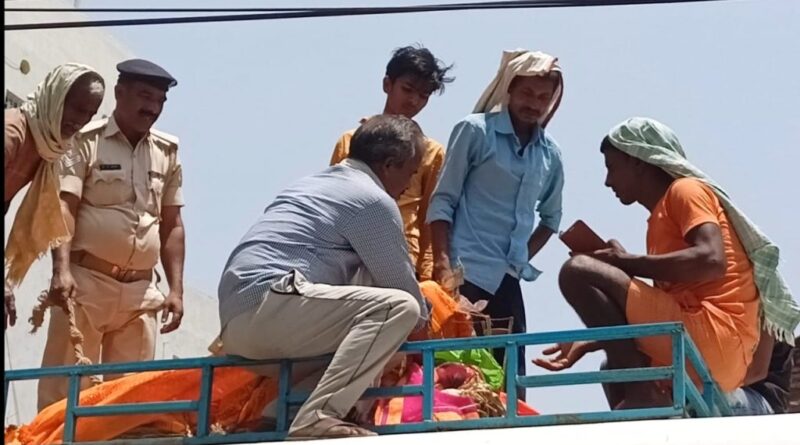 हथकड़ी में जेल से बाहर आया कैदी पति, पत्नी को सिंदूर लगाकर दी अंतिम विदाई 1 हथकड़ी में जेल से बाहर आया कैदी पति 1024x5741 01