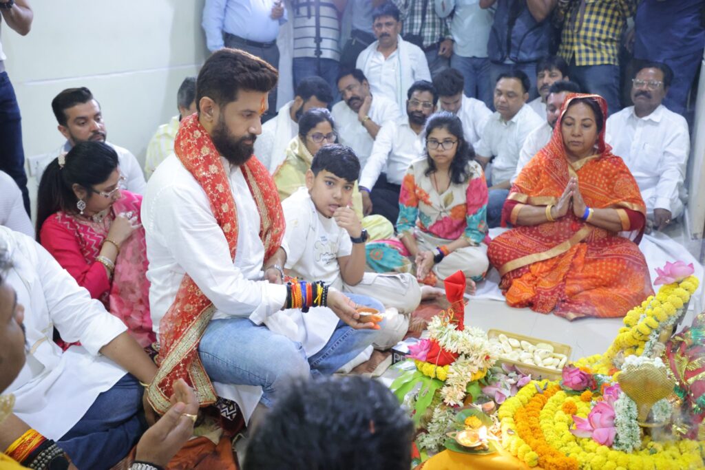 पिता रामविलास को याद कर भावुक हुए चिराग पासवान, हाजीपुर में नामांकन से पहले की पूजा-अर्चना 1 20240502 140011