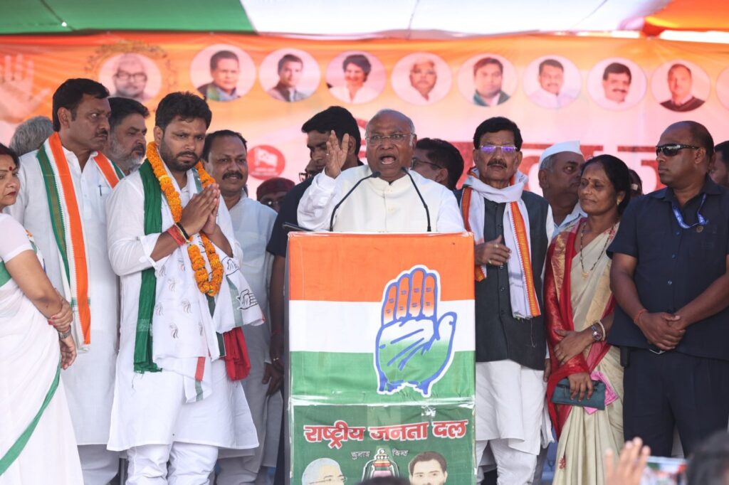 कांग्रेस के राष्ट्रीय अध्यक्ष मल्लिकार्जुन खरगे पहुंचे समस्तीपुर, मोदी और अमित शाह पर जमकर बोला हमला 1 20240511 220611
