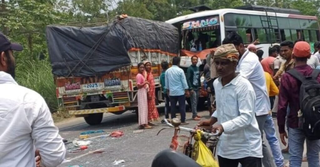 ट्रक से टकराई जवानों से भरी बस, 20 घायल:समस्तीपुर में चुनाव कराकर सारण जा रहे थे; मुजफ्फरपुर में हादसा; 4 गंभीर 1 20240515 150134