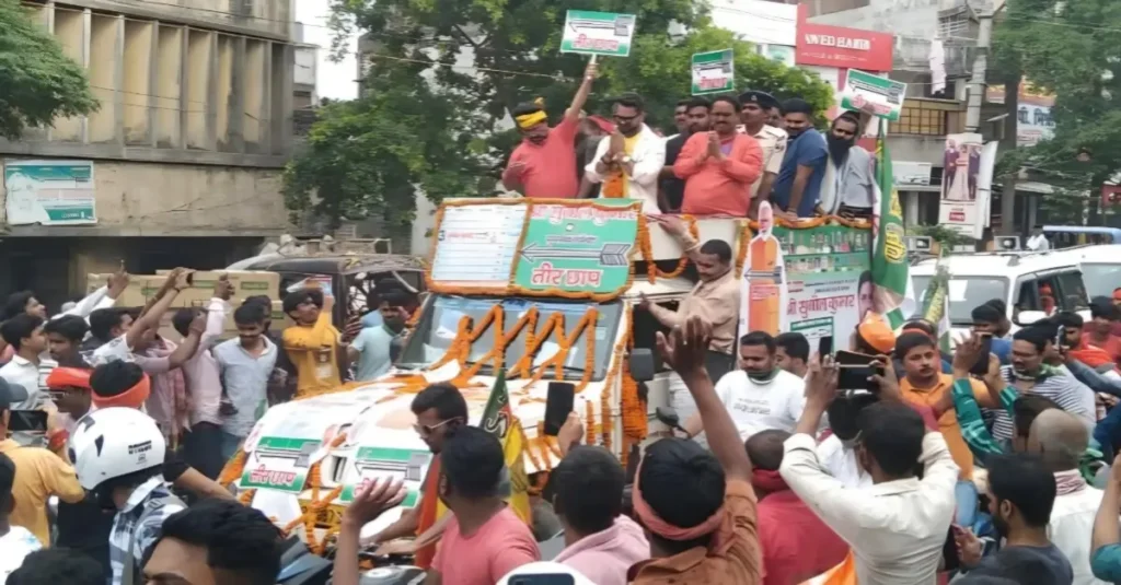 NDA कैंडिडेट के लिए वोट मांग रहे खेसारी लाल यादव, वाल्मीकिनगर में सुनील कुमार के लिए किया रोड शो 1 20240523 154307
