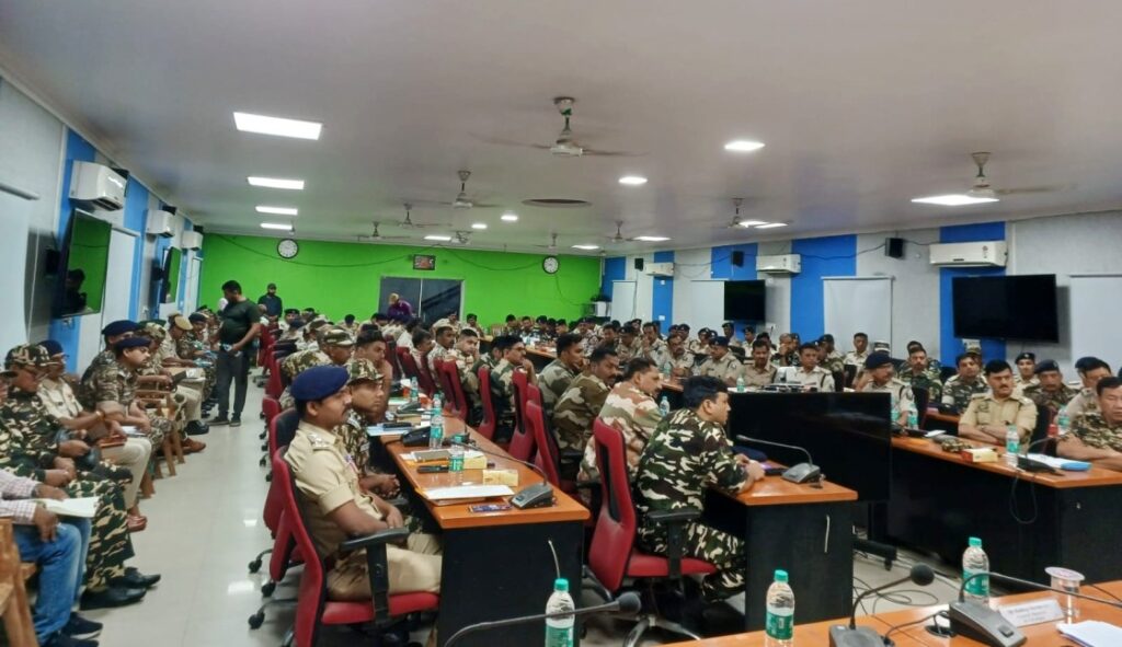 लोकसभा निर्वाचन के मतदान को लेकर सशस्त्र बलों के कंपनी के वरीय पदाधिकारियों के साथ समीक्षात्मक बैठक 1 IMG 20240511 WA0079 01