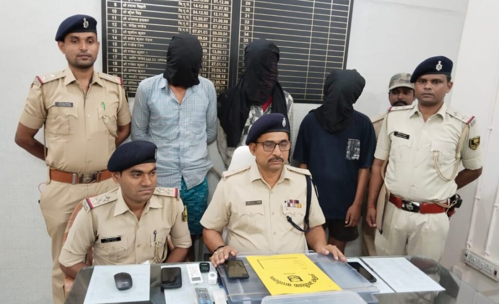 मुसरीघरारी में सब्जी व्यवसायी से लूट मामले में हथियार के साथ तीन बदमाश गिरफ्तार 1 IMG 20240516 WA0139 01