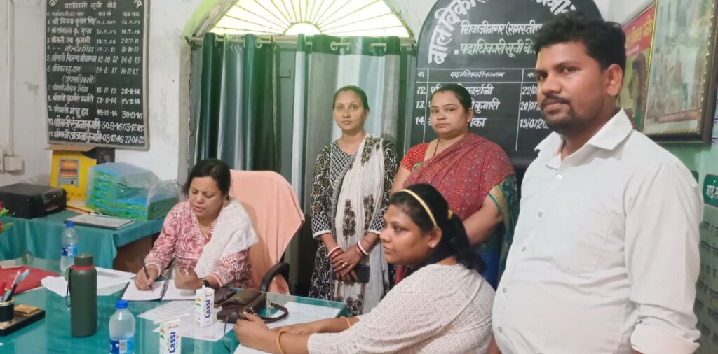 एक साथ समस्तीपुर जिले के 16 प्रखंडों में औचक निरीक्षण से कर्मियों में हड़कंप; गायब मिले कई कर्मी, DM करेंगे अनुशासनिक करवाई 1 IMG 20240525 WA0078