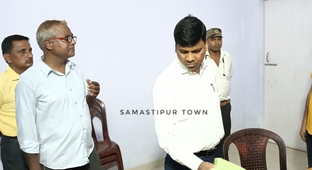 जिला पंचायती राज पदाधिकारी के औचक निरीक्षण में मोरवा प्रखंड कार्यालय के लगभग सभी अधिकारी मिले गायब, दौड़े-दौड़े पहुंचे BDO 1 IMG 20240525 WA0090
