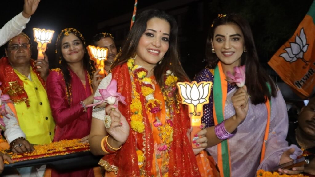 इस उम्मीदवार के पक्ष में वोट मांगने के लिए अक्षरा सिंह और मोनालिसा ने किया रोड शो, ग्लैमर देखने उमड़ी भीड़ 1 Picsart 24 05 09 08 39 32 169