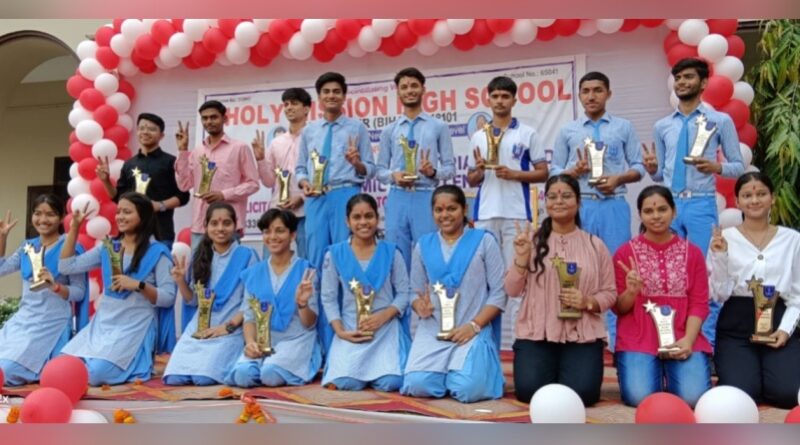 होली मिशन स्कूल में CBSE टाॅपर्स-2024 को 'रतिरंजन प्रसाद स्मृति मेधा सम्मान' से किया गया सम्मानित 1 Picsart 24 05 21 17 05 07 164