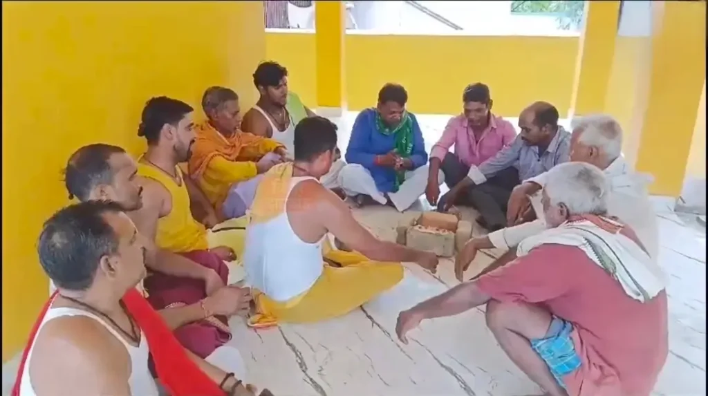 बिहार: चिलचिलाती गर्मी से परेशान होकर भगवान की शरण में पहुंचे लोग, लू से बचने के लिए कर रहे हवन 1 Picsart 24 05 30 12 58 48 977