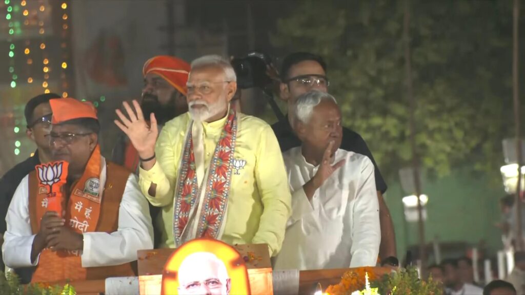 पीएम मोदी को देखने के लिए पटना की सड़कों पर उमड़ा जनसैलाब, CM नीतीश और रविशंकर भी मौजूद 1 Screenshot 20240512 193132