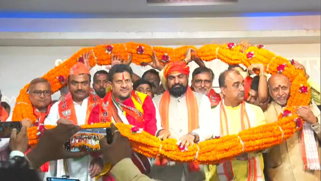 5वें चरण में वोटिंग से पहले कांग्रेस में बड़ी टूट, MLA विजय शंकर दुबे के बेटे सहित कई नेताओं ने ज्वाइन की BJP 1 Screenshot 20240516 122528