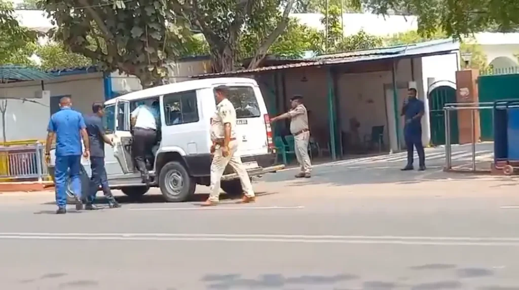 छपरा बवाल की जांच तेज, राबड़ी आवास पहुंची SIT: रोहिणी आचार्य के मामले में हुई पूछताछ 1 Screenshot 20240523 160433