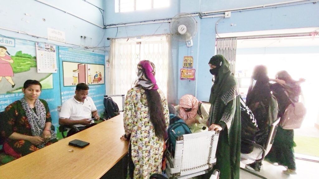 समस्तीपुर घोषलेन स्कूल की छात्राओं ने शिक्षक पर अभद्र व्यवहार करने और सर्टिफिकेट देने के नाम पर नाजायज रुपये मांगने का लगाया आरोप! 1 VideoCapture 20240521 144732 01