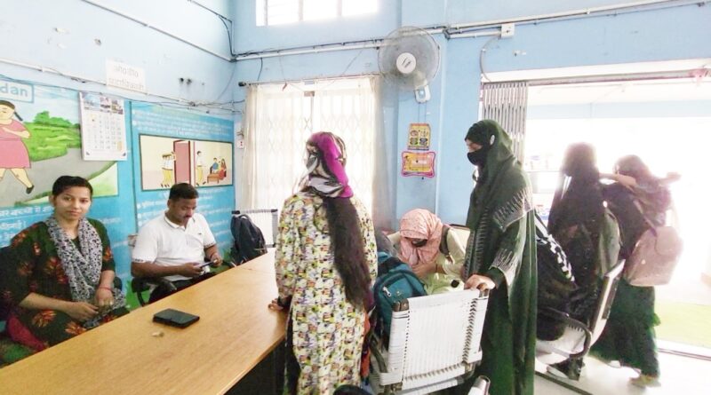 समस्तीपुर घोषलेन स्कूल की छात्राओं ने शिक्षक पर अभद्र व्यवहार करने और सर्टिफिकेट देने के नाम पर नाजायज रुपये मांगने का लगाया आरोप! 1 VideoCapture 20240521 144732 01