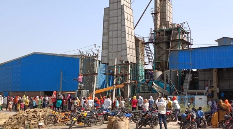 तेज हवा के कारण राइस मिल की चिमनी गिरी, समस्तीपुर व बेगूसराय के दो मजदूरों की मौ'त 1 WhatsApp Image 2024 04 30 at 7.18.00 PM 1024x461 1