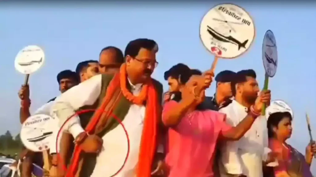 चिराग पासवान के रोड शो में रुपये बांट रहे बीजेपी विधायक पर केस दर्ज : आचार संहिता के उल्लंघन को लेकर दर्ज हुआ FIR 1 bjp mla caught distributing money