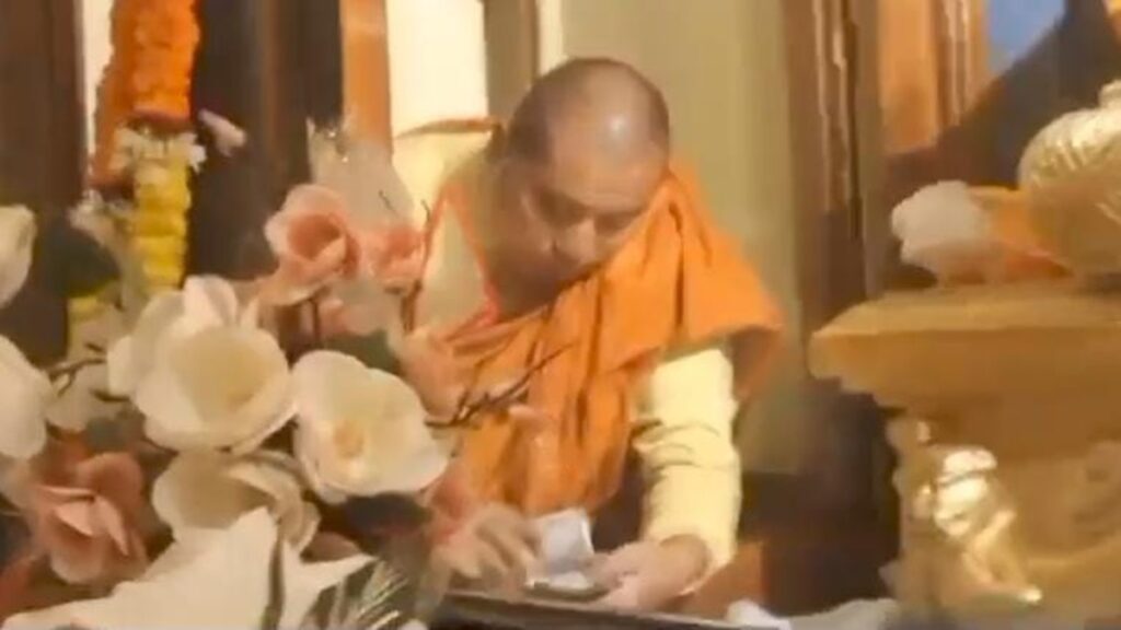बिहार: बोधगया के महाबोधि मंदिर के गर्भगृह में चोरी, बौद्ध भिक्षु का रुपए चुराते हुए VIDEO वायरल 1 buddhist monk 1714877638