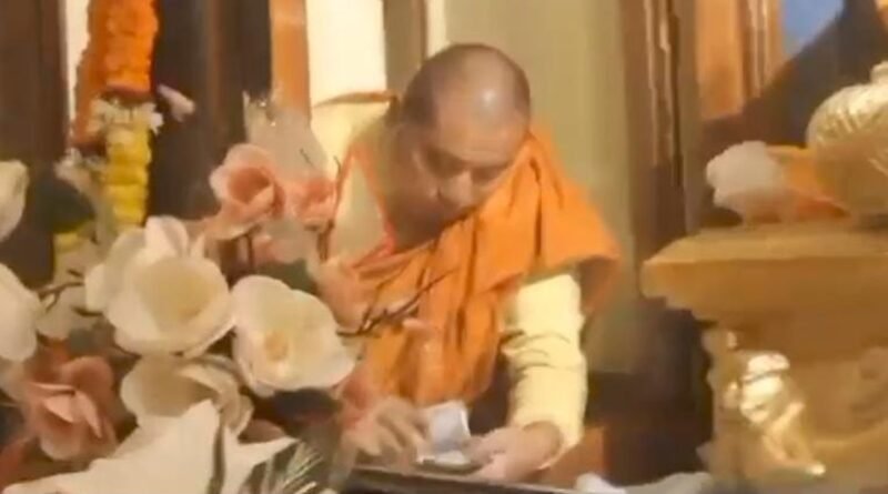 बिहार: बोधगया के महाबोधि मंदिर के गर्भगृह में चोरी, बौद्ध भिक्षु का रुपए चुराते हुए VIDEO वायरल 1 buddhist monk 1714877638
