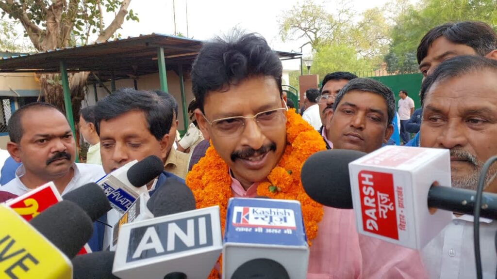 RJD में नए-नवेले अभय कुशवाहा पर लालू का बड़ा दांव, क्यों कोइरी वोट पर खेल रहे तेजस्वी यादव? 1 1200 675 21040241 374 21040241 1711022472668