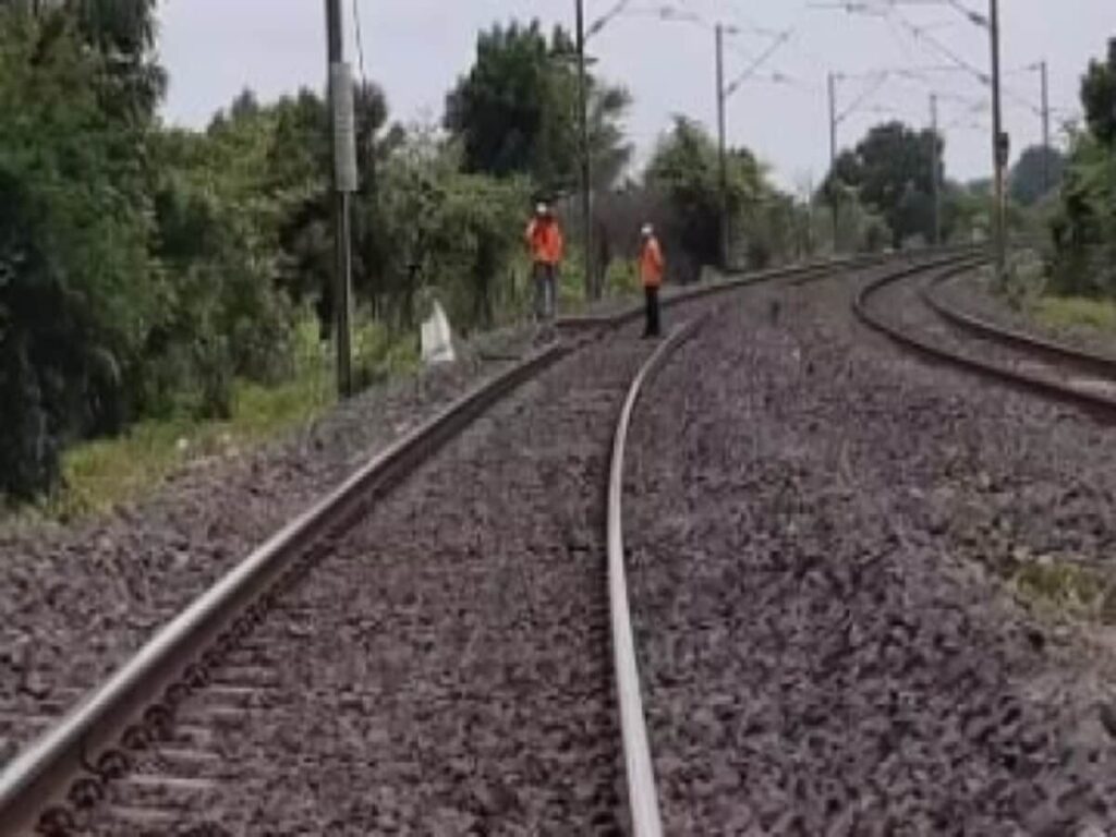 हटिया पटना एक्सप्रेस ट्रेन हो सकती थी हादसे का शिकार, ट्रैक के 300 से ज्यादा पेंड्रोल क्लिप थे खुले 1 1718903721