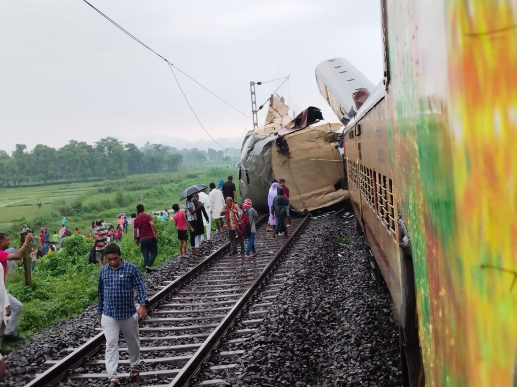 खड़ी थी कंचनजंगा एक्सप्रेस ट्रेन, मालगाड़ी ने पीछे से मारी टक्कर, पश्चिम बंगाल में बड़ा ट्रेन हादसा 1 20240617 100914